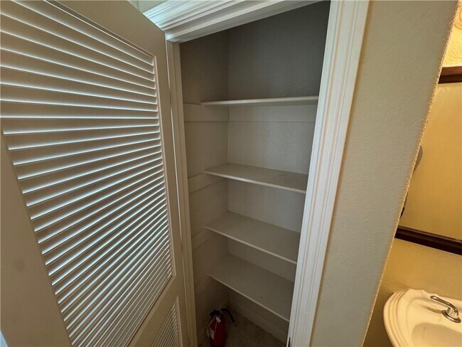 Building Photo - 407 Lyndal Ln