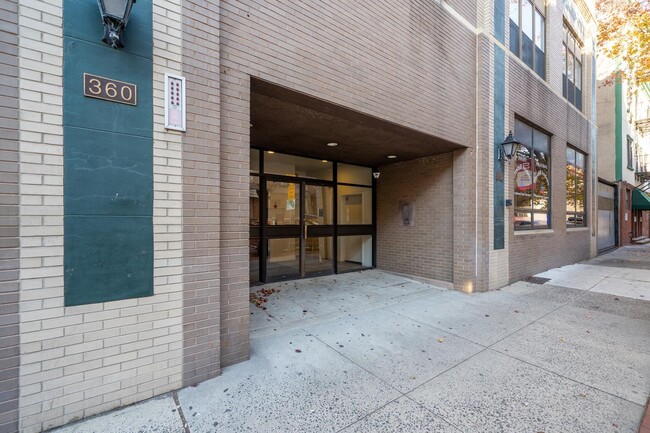 Building Photo - 360 1st St
