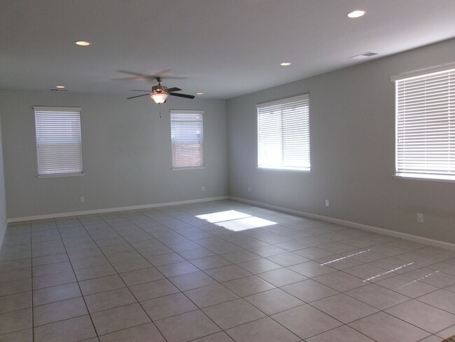 Building Photo - Beautiful 4 bedroom, 2-1/2 bath home in Wingfield Springs