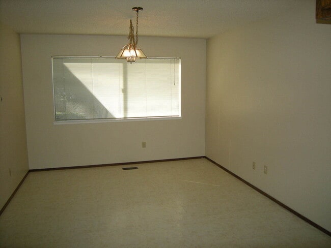 Building Photo - Lovely duet with easy access to shopping a...