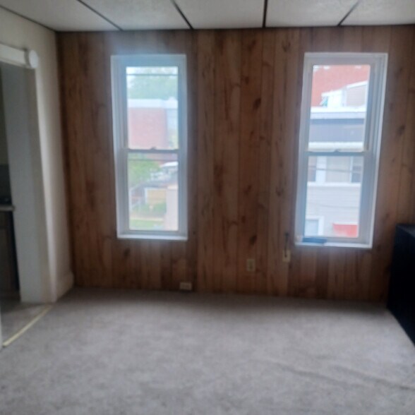 Living room / 12x15 - 324 Franklin St