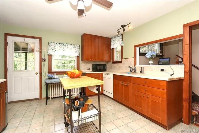 Building Photo - 12 Mamanasco Rd