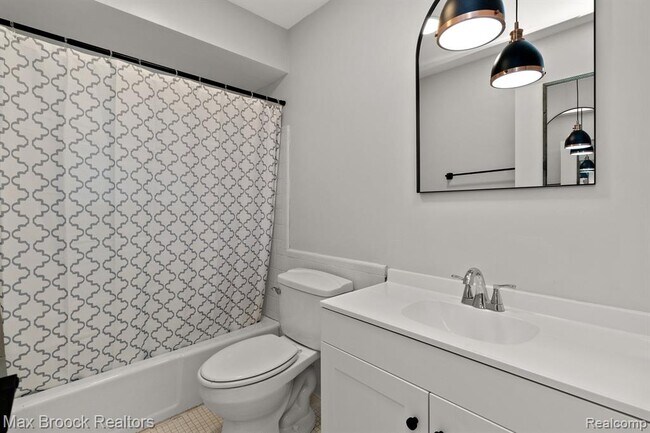 Building Photo - 15249 E 9 Mile Rd