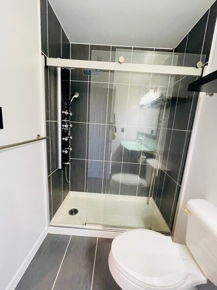 master bathroom - 6423 Richmond Hwy