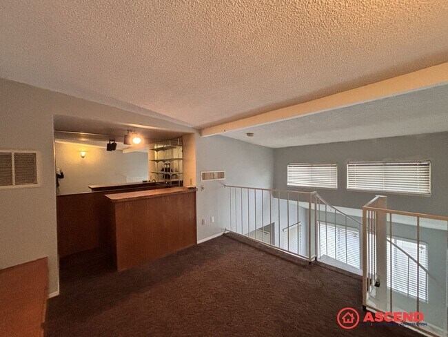 Building Photo - Cute 2 Bedroom Off Stockdale Hwy and California Ave!