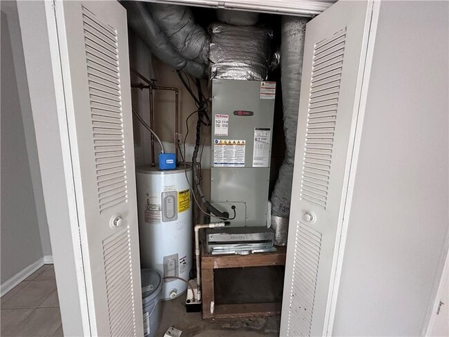 Building Photo - 502 Oakwood Ct