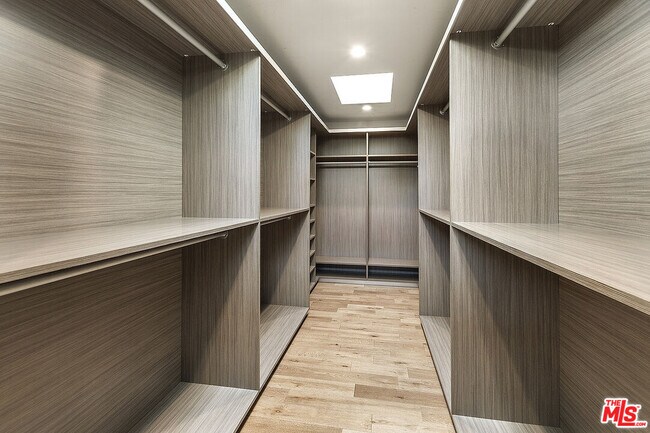 Building Photo - 16540 Moorpark St