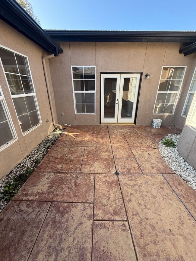 Building Photo - Spacious 4-Bedroom, 2-Bathroom Home in Southwest Bakersfield