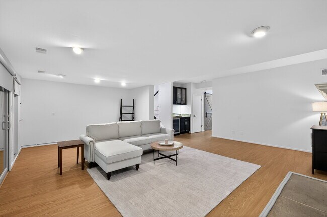Building Photo - Elegant & Spacious Contemporary Townhome in Serene Potomac Enclave