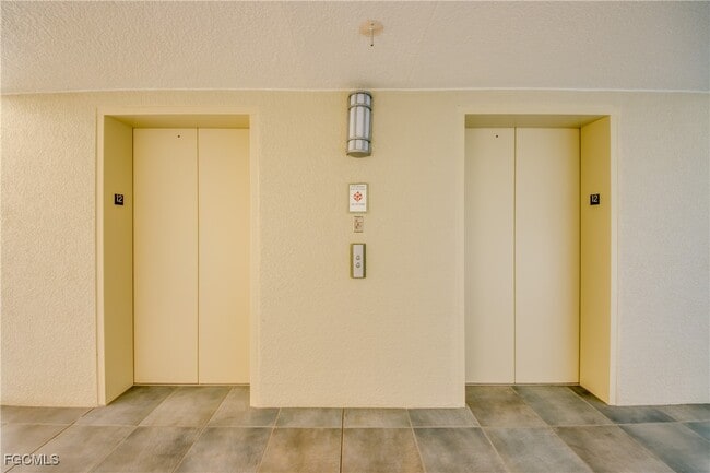 Building Photo - 3000 Oasis Grand Blvd