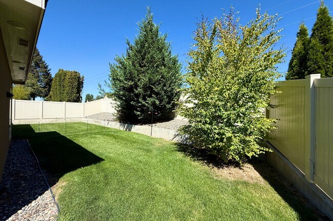 Building Photo - 22 NE Hadley Way