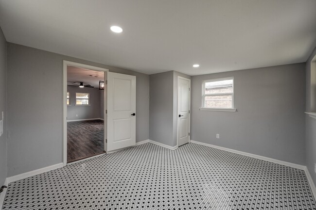 Building Photo - 513 Barkley St