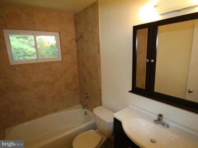 Building Photo - 1103 Roberta Ct