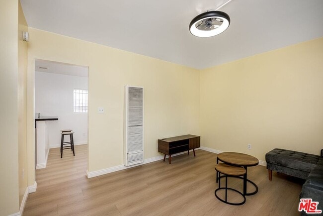 Building Photo - 3620 S Budlong Ave