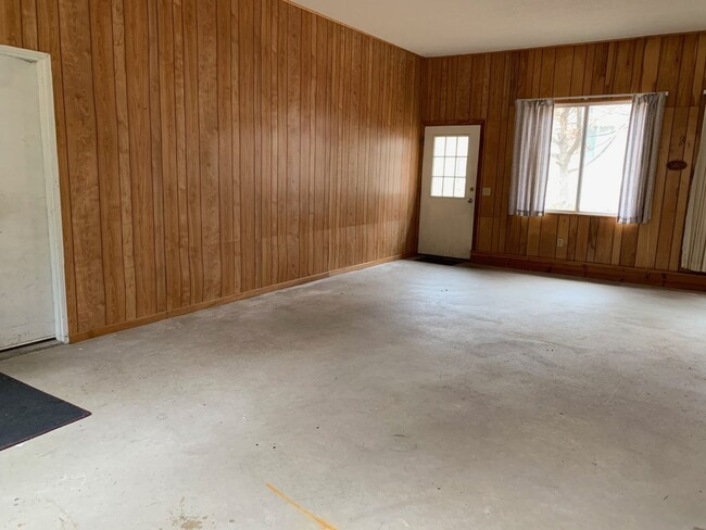 Building Photo - 3 Bedrooms, 2 Bathrooms Single Family Home...