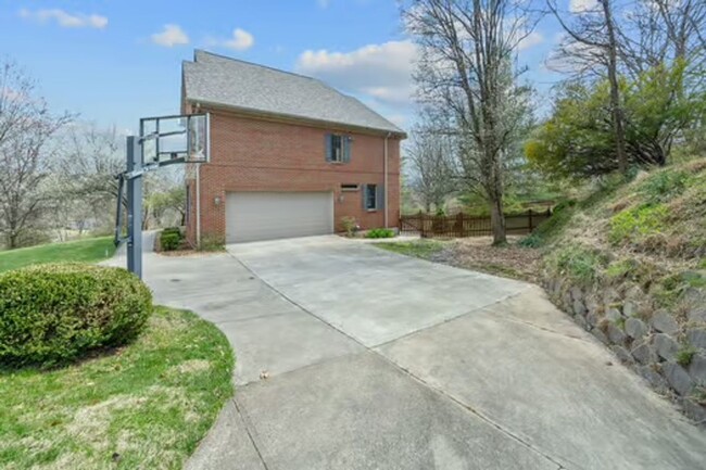 Building Photo - Silverton- Meticulous 4+ bedroom, 5ba, 2 car
