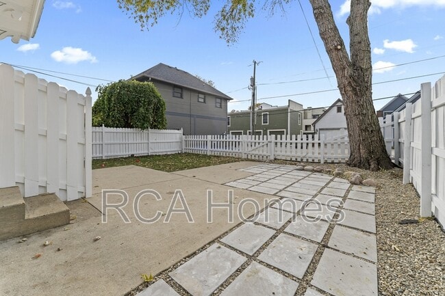 Building Photo - 920 N College Ave