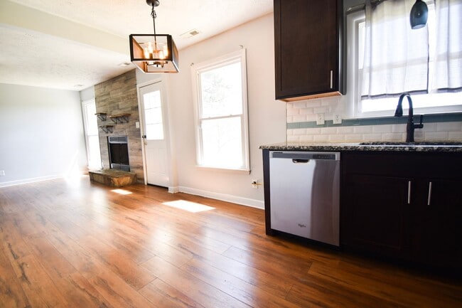 Building Photo - Coming Soon: 3 Bedroom, 2 Bathroom Home (NO PETS)