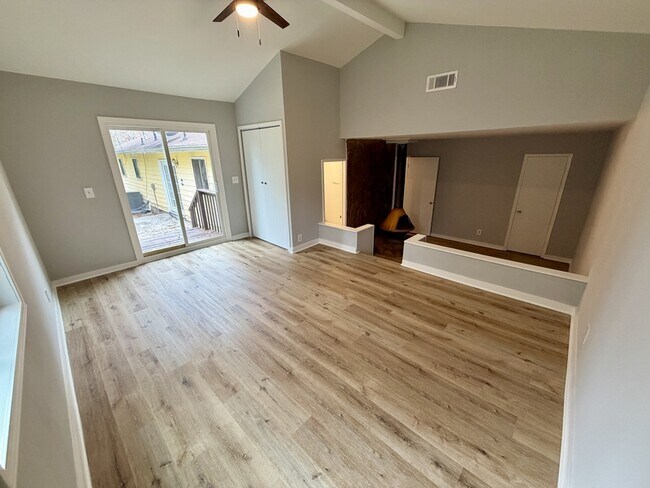 Building Photo - 6108 Deerfield Ct