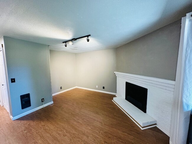 Building Photo - 605 SE 121st Ave