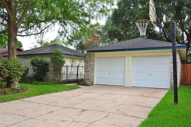 Primary Photo - 16202 Barcelona Dr