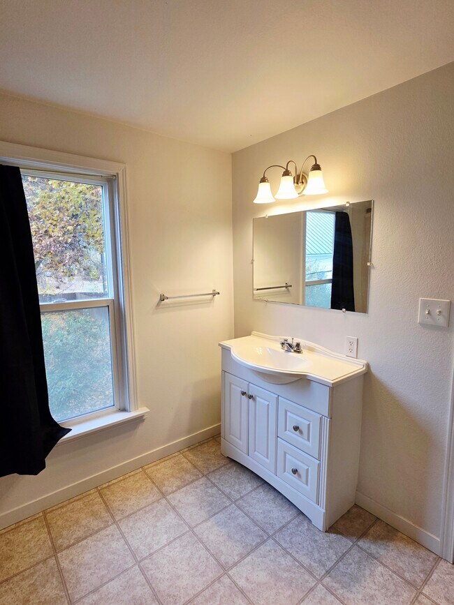 Building Photo - 208 W Main Ave