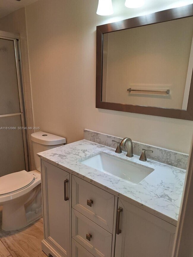 Building Photo - 901 Hillcrest Dr