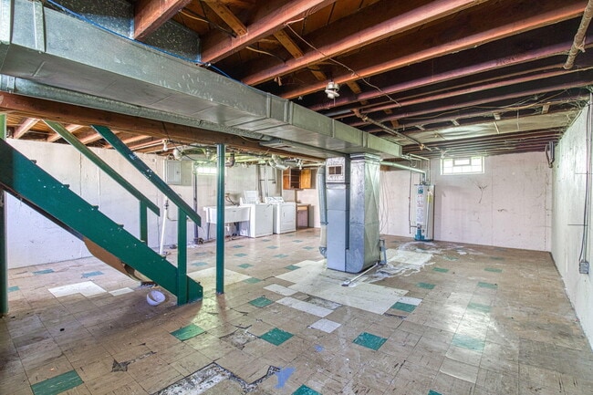 Building Photo - 170 W Maxlow Ave
