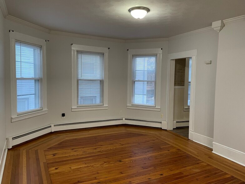 Building Photo - 134 Monroe St