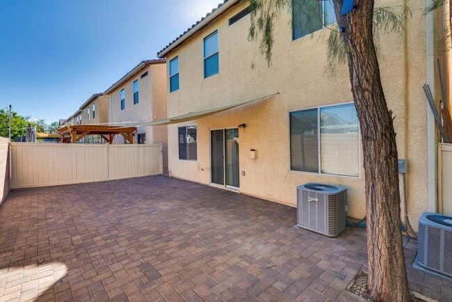 Building Photo - Beautifully Maintained Two-Story Home with...