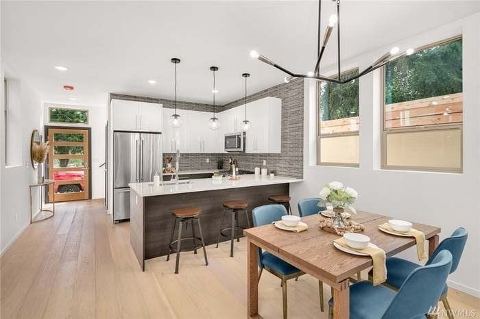 Building Photo - 3041 20th Ave W