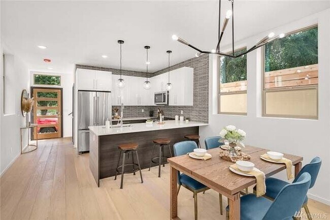 Building Photo - 3041 20th Ave W