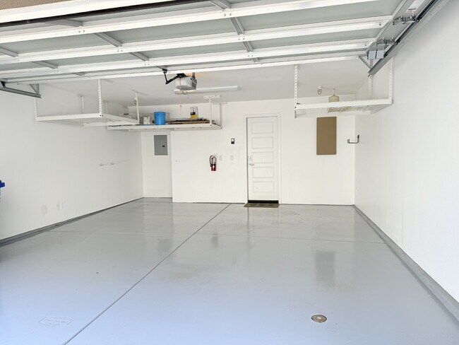Building Photo - Modern Comfort Awaits: Spacious 3-Bed, 3.5...
