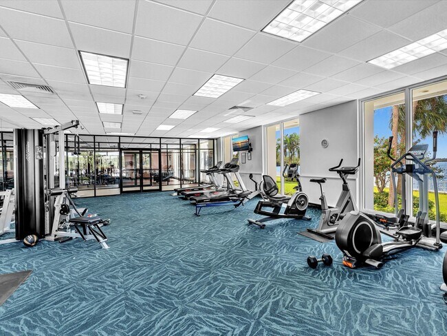 Building Photo - 500 Bayview Dr