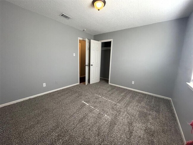 Building Photo - 2700 Sunny Ln