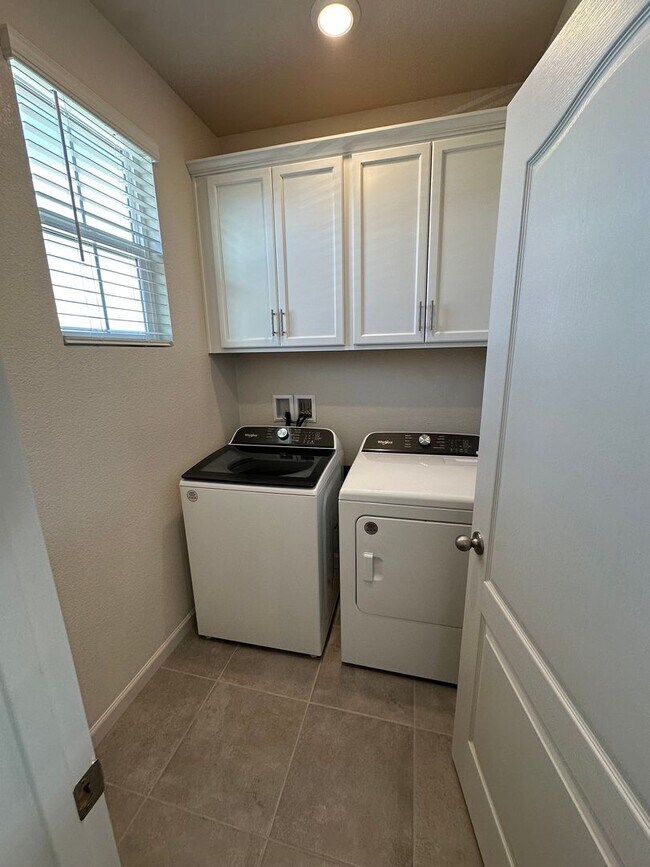 Building Photo - Gorgeous Brand New 3 Bedroom 2.5 Bath Home