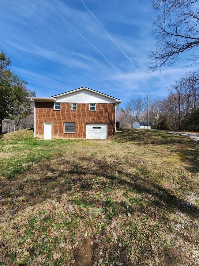 Building Photo - Old Fort Rental!