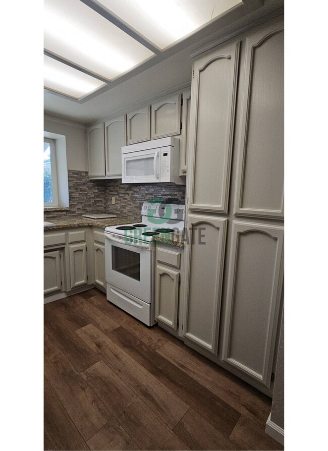 Building Photo - Now Available! Spacious 3 Bedroom, 2 Bathroom Home.