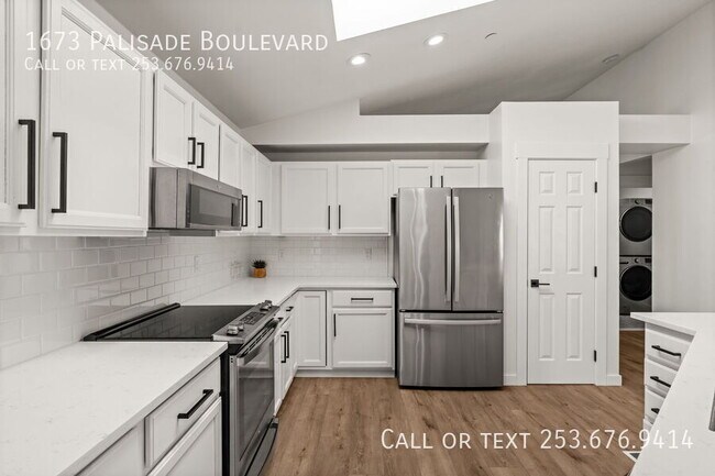 Building Photo - 1673 Palisade Blvd
