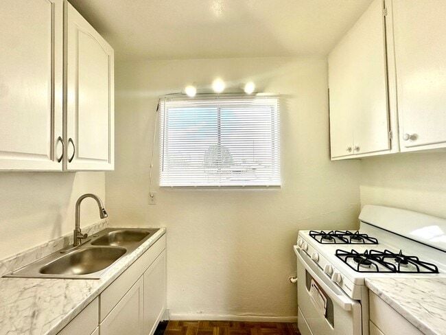 Building Photo - RogerRd237-243