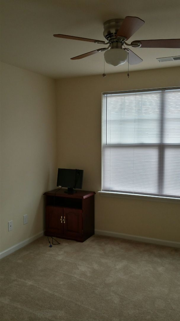 Building Photo - 3 bedroom 2.5 bath townhome in University Area