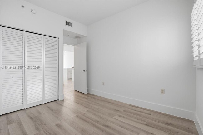 Building Photo - 6580 Indian Creek Dr