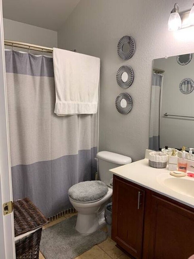 Building Photo - Beautiful & Well-Maintained 3 Bedroom, 2 B...