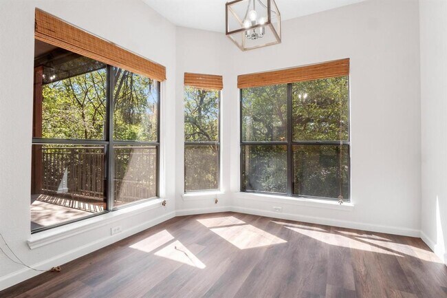 Building Photo - 4711 Spicewood Springs Rd