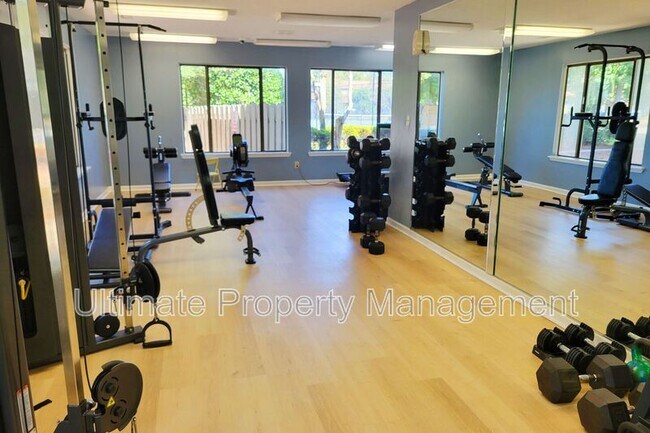 Building Photo - 207 St Luke Ct