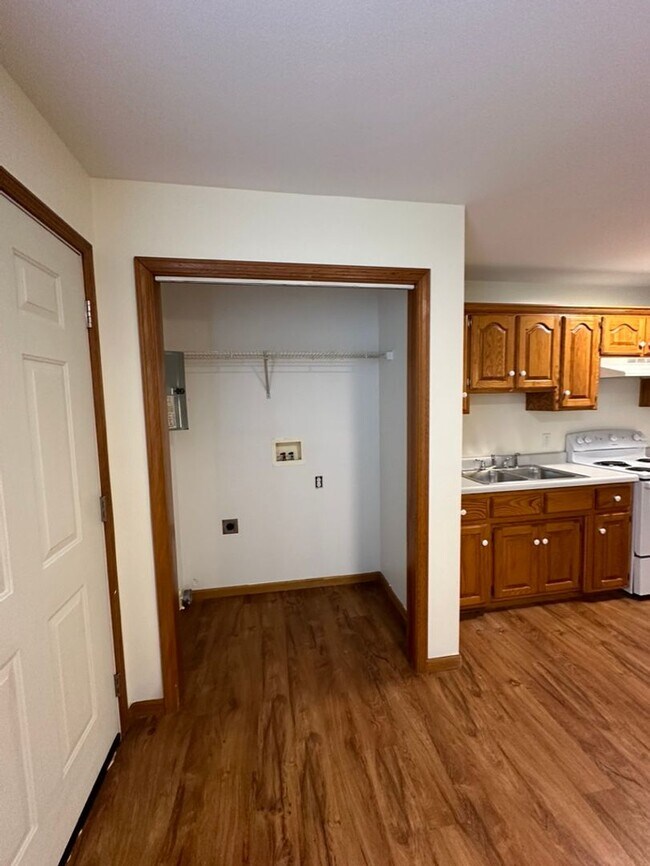 Building Photo - 2 Bedroom 1 Bath Duplex for Rent!