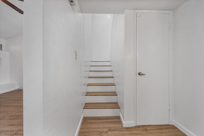 Building Photo - Spacious Condo Near Bakersfield College – Prime Location!