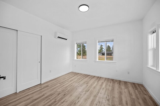Building Photo - Gorgeous Grandview 5 Bedroom 3 Bath Luxury...