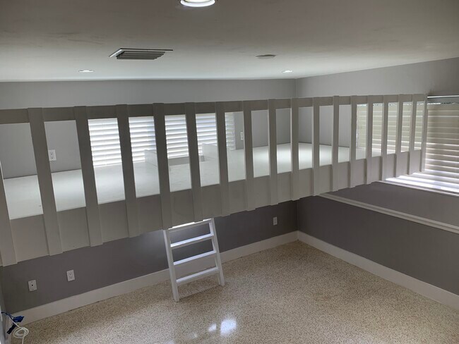 Building Photo - 10790 SW 88th Ave