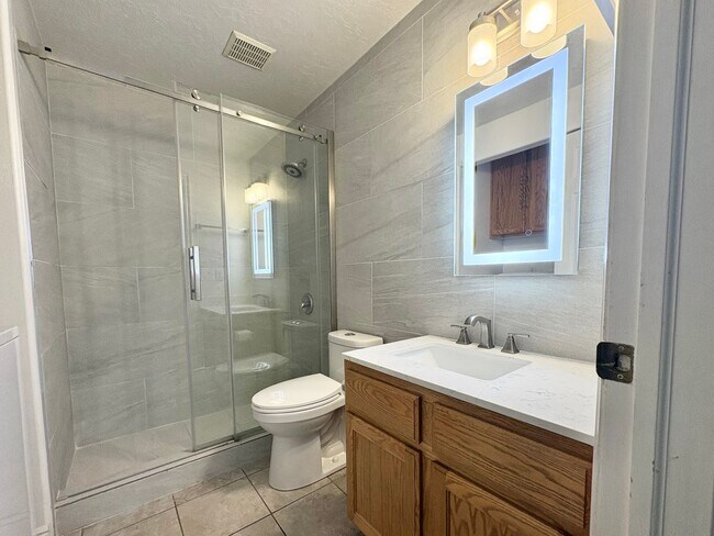 Building Photo - Lakeview Orem Living – 3 Bed Near UVU